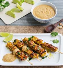 Satay de pollo con salsa de cacahuetes