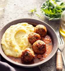 Chifteluțe în sos de roșii cu piure de cartofi