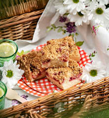 Ciasto muffinowe z truskawkami i migdałową kruszonką