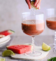 Smoothie pomme, pastèque, gingembre et menthe