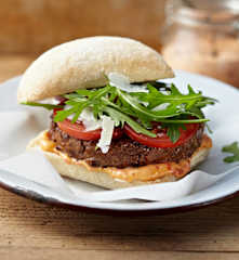 Rindfleisch-Patties (mediterran)