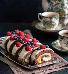 Kakaowa rolada z kremem śmietanowym i owocami