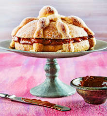 Pan de muerto relleno de dulce de leche