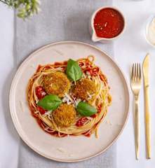 Spaghetti z wegańskimi pulpetami w sosie pomidorowym