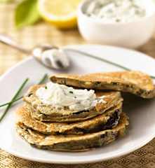 Blinis de champignons, sauce citron-ciboulette