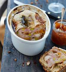 Terrine de lapin aux fruits secs et pistaches