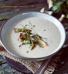 Selleriecremesuppe mit Kräuterseitlingen