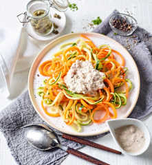Gemüsenudeln mit Thunfischsauce