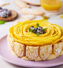 Carlota de mango y queso