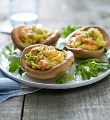 Craquelin con uova strapazzate e gamberetti