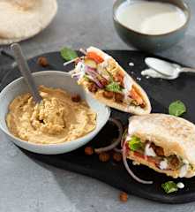 Hummus en pan de pita, con garbanzos asados y verduras