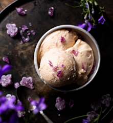 Helado de caramelo de violetas