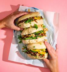 Bao Burger z bananiną hoisin i piklowanymi ogórkami z mango