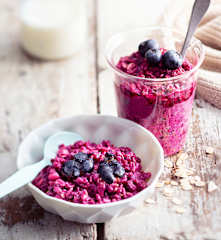 Babyfreundliche Apfel-Rote-Rübe und Heidelbeeren Overnight Oats