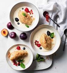 莓馅土豆饺子配香草酱