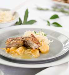 Cochinillo con chucrut y salsa de mandarina