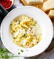 Farfalle mit Vier-Käse-Sauce