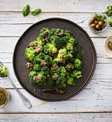 Contorno di broccoli al vapore con salsa alle alici e olive