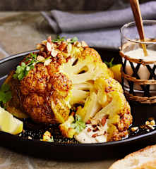 Orientalischer Ofenblumenkohl mit Ahorn-Tahin-Sauce