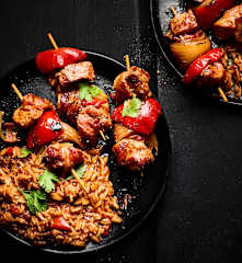 酱汁米饭搭配烤肉串