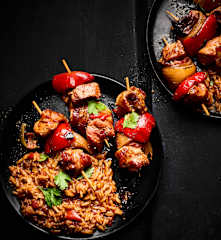 Brochetas de carne con arroz en salsa