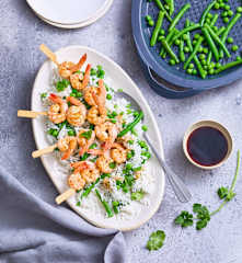 Brochettes de crevettes, riz et légumes verts