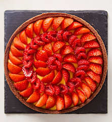 Crostata con fragole e lamponi, crema pasticcera e crema diplomatica (senza glutine) di Damiano Carrara