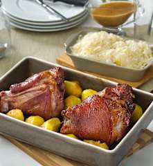 Codillo asado con cerveza negra, chucrut y patatas
