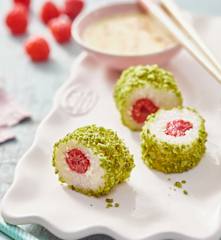 Himbeer-Maki mit Sweet-Chili-Dip