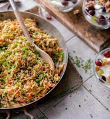 Menú: Arroz con vegetales y jamón. Trifle de queso con nuez caramelizada y uvas.