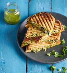 Tosta de frango e abacate