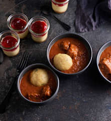 Menu: Carne guisada com bolinhos de pão a vapor; Mini cheesecakes