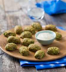 Baked broccoli bites with tofu mayonnaise