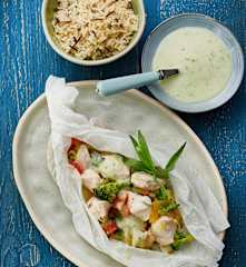 Kurczak z warzywami w papilotach z sosem estragonowym