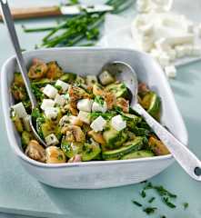 Warmer Zucchini-Champignon-Salat mit Feta