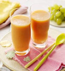 Smoothie de melón, melocotón y uvas