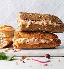 Sendvič s lososovým coleslawem