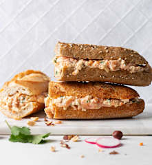 Baguette ripiene di salmone e coleslaw