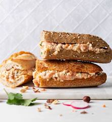 Garniture pour sandwich au saumon fumé et au coleslaw