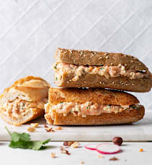 Recheio de salmão e coleslaw para sanduíches