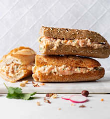 Kanapki z sałatką z wędzonym łososiem