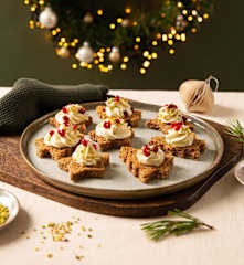 Tartine di pane ai cereali con mousse di caprino