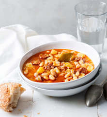 Zuppa di fagioli con patate e chorizo
