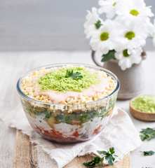 Warstwowa sałatka śledziowa z groszkiem i papryką