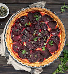 Tarta orkiszowa z serem feta i burakami