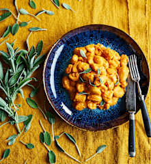 Guisado de gnocchi, feijão-branco e salva