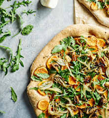 Pizas de batata-doce e legumes assados