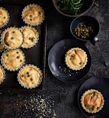 Tarteletes de salmão e molho holandês
