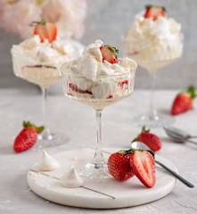 "Bałagan w Eton" z owocami sezonowymi