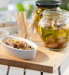Eingelegte Pilze in Öl und Wein